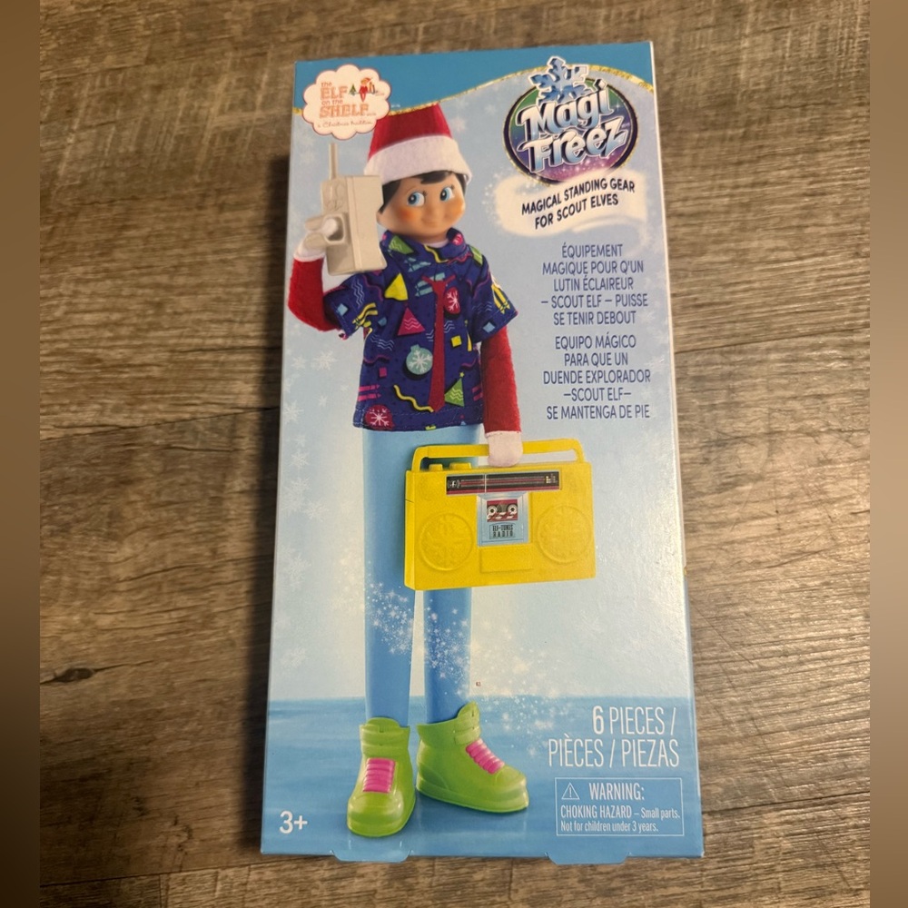 The elf on the shelf Scout Magi Freez Standing boombox/phone outfit